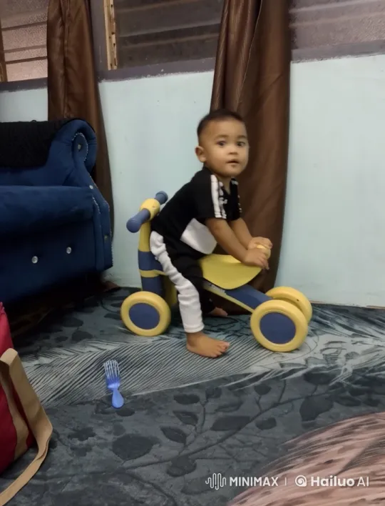 Child's Playful Transformation and Imaginative Play – AI Generated Video | Hailuo AI