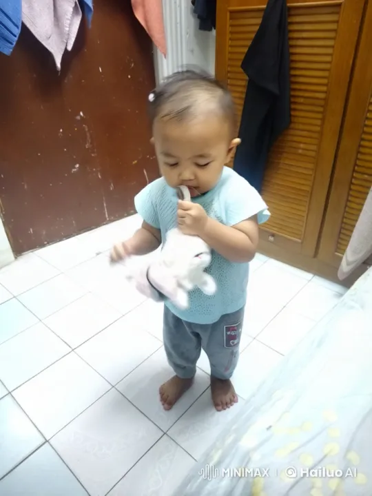 Child Demonstrates Impressive Kung Fu Skills Indoors – AI Generated Video | Hailuo AI