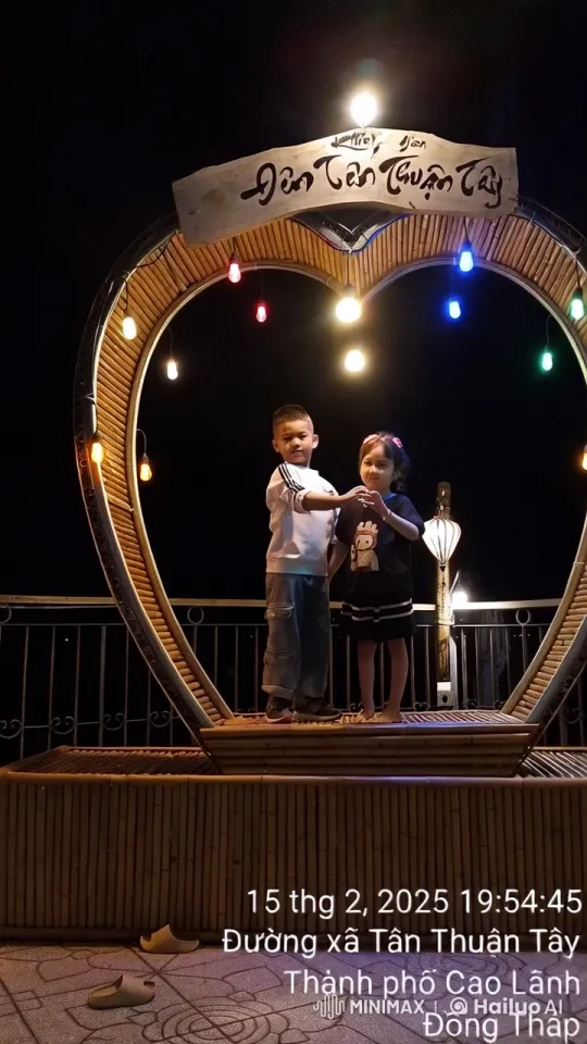 Children's Bond Under Bamboo Heart at Đêm Tân Thuận Tây – AI Generated Video | Hailuo AI