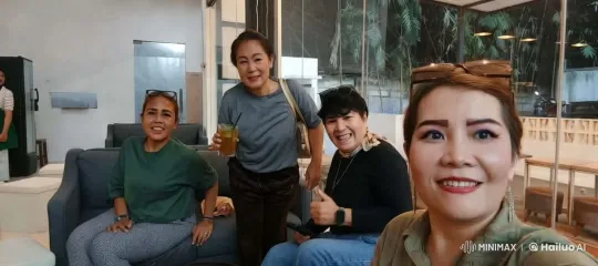 Modern Cafe Ambiance: Friends Enjoying Vibrant Atmosphere – AI Generated Video | Hailuo AI