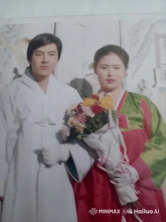 Traditional Korean Attire and Floral Display – AI Generated Video | Hailuo AI