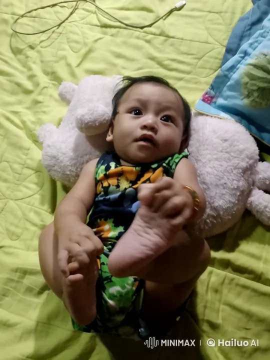 Baby's Joyful Punching Dance in Cozy Surroundings – AI Generated Video | Hailuo AI