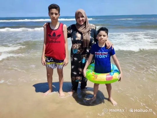 Family Fights Playfully on Beach with Kungfu Moves – AI Generated Video | Hailuo AI