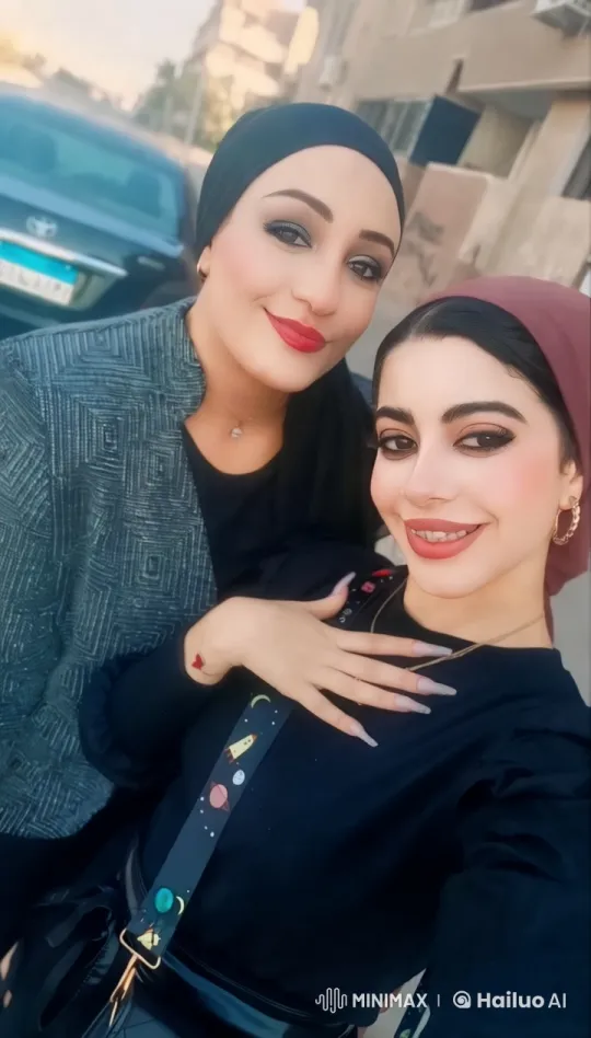 Urban Selfie: Focus on Manicured Nails and Tattoo – AI Generated Video | Hailuo AI