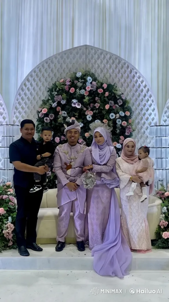 Family Portrait in Elegant Traditional Attire – AI Generated Video | Hailuo AI
