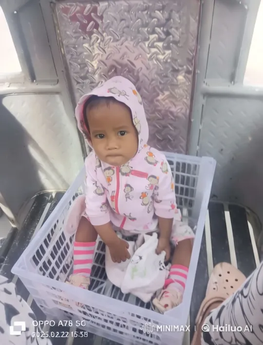 Child Dancing in a Plastic Crate with Joyful Energy – AI Generated Video | Hailuo AI