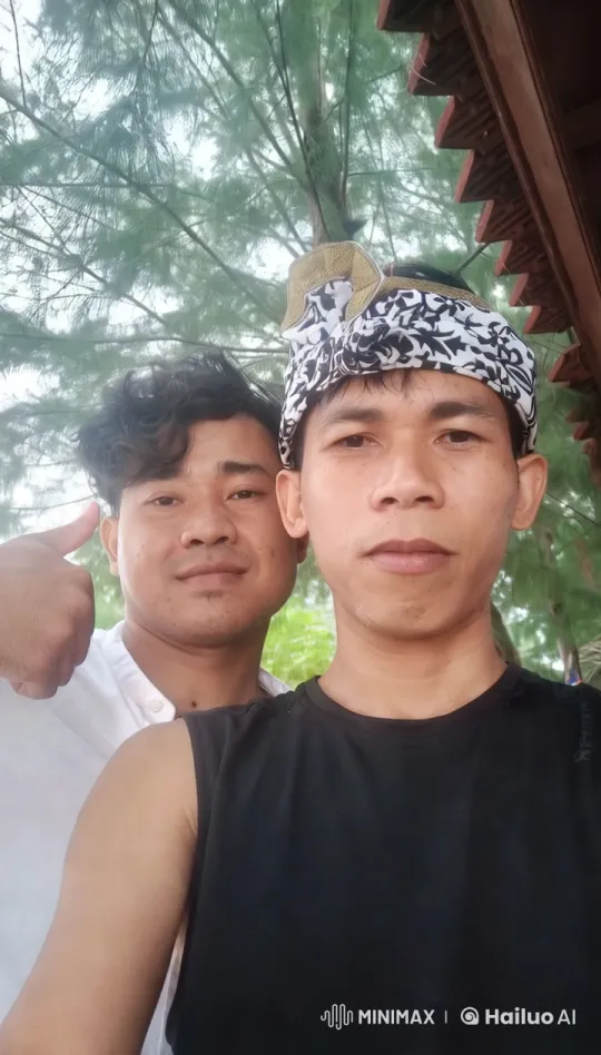 Kungfu Practitioners Displaying Skill in Lush Environment – AI Generated Video | Hailuo AI