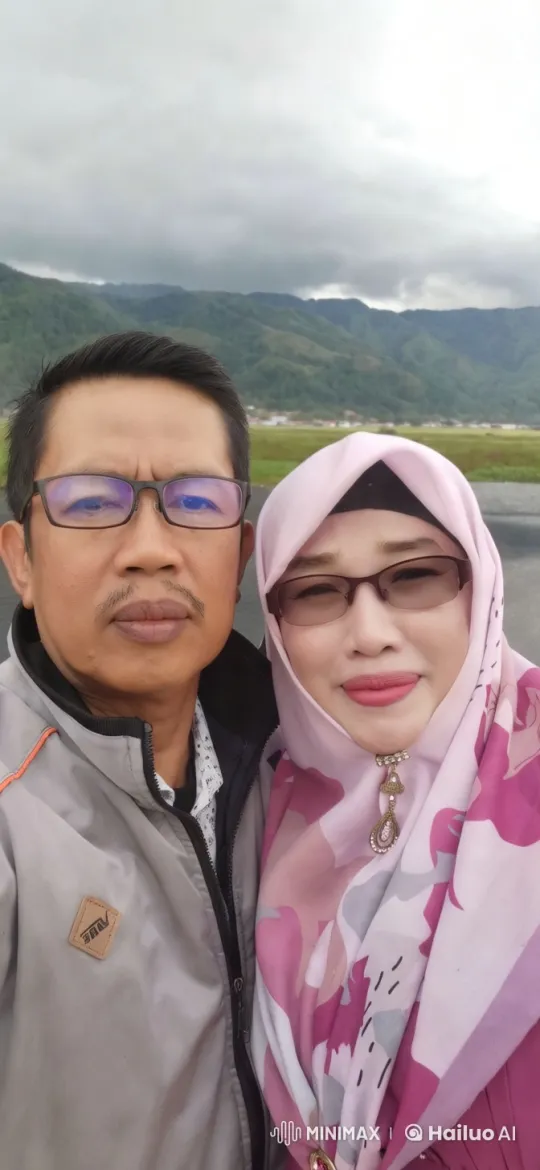 Couple in Harmony with Mountain Backdrop – AI Generated Video | Hailuo AI