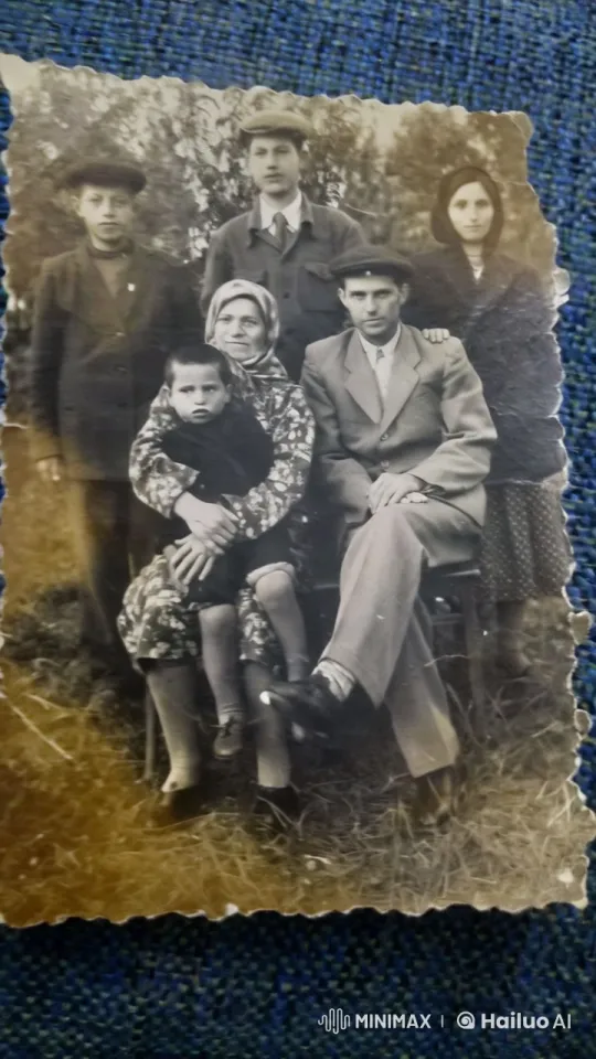 Vintage Group Portrait: A Serene, Timeless Moment – AI Generated Video | Hailuo AI