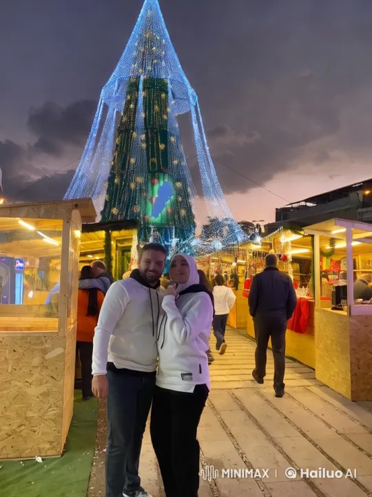 Holiday Market Festivities with Couple and Christmas Tree – AI Generated Video | Hailuo AI