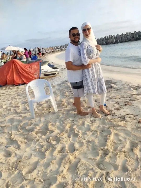 Couples Embrace on Lively Sandy Beach – AI Generated Video | Hailuo AI