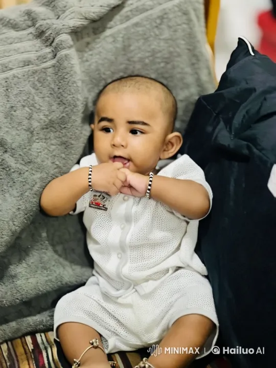 Baby in White Mesh Outfit Shows Coordination and Kung Fu Skills – AI Generated Video | Hailuo AI