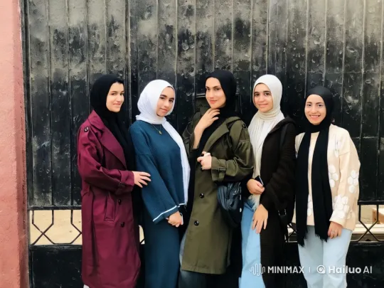 Stylish Women Perform Boxing Dance in Urban Setting – AI Generated Video | Hailuo AI