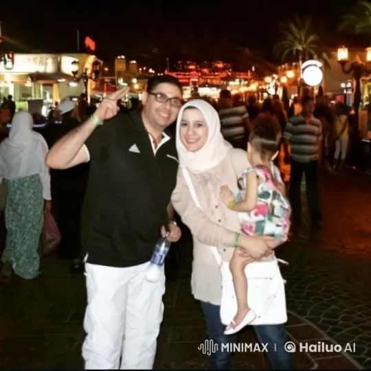 Couple's Joyful Dance at Bustling Night Market – AI Generated Video | Hailuo AI