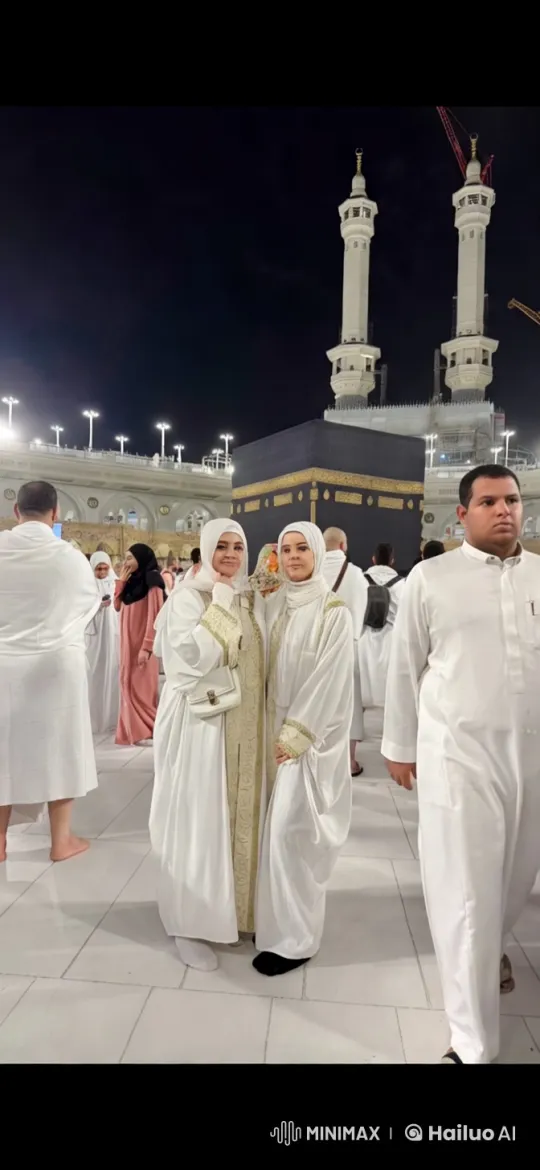 Pilgrims at Kaaba: A Sacred Encounter in Grand Setting – AI Generated Video | Hailuo AI