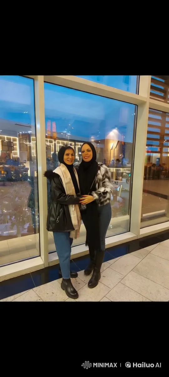 Stylish Girls Fight in Upscale Shopping Mall – AI Generated Video | Hailuo AI