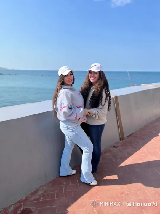 Friends Playfully Leap into the Sea – AI Generated Video | Hailuo AI