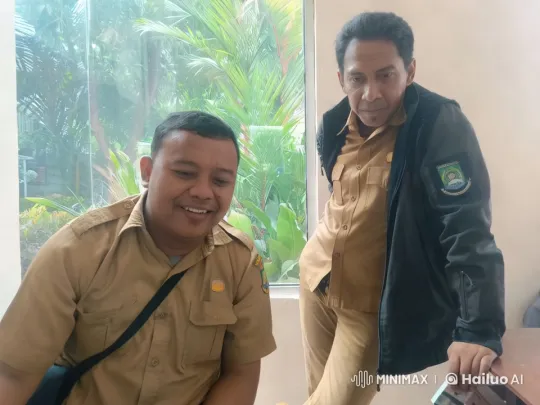 Two Men in Argument Escalate to Physical Confrontation – AI Generated Video | Hailuo AI