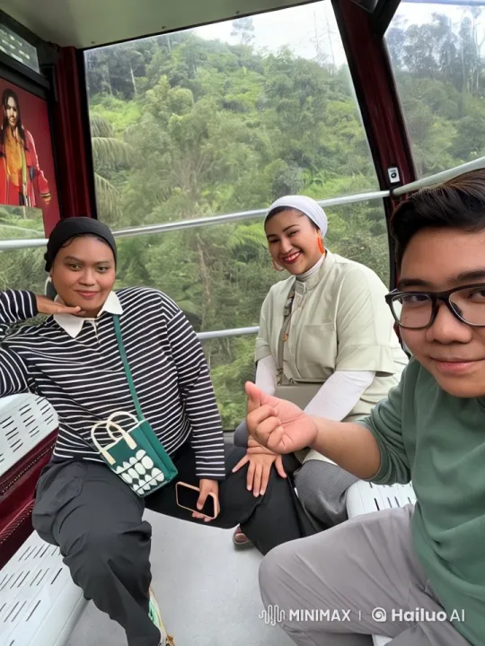 Aesthetic Kung Fu Fight in a Cable Car – AI Generated Video | Hailuo AI