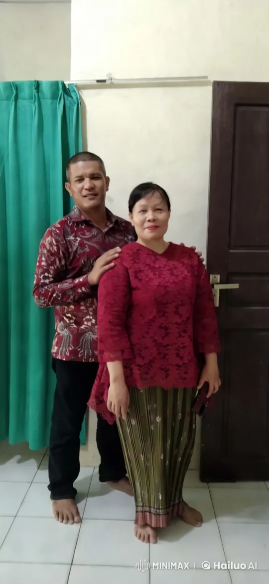 Couple Showcasing Traditional Attire in Intimate Setting – AI Generated Video | Hailuo AI