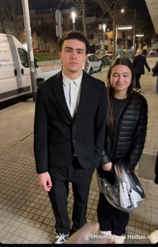Young Couple's Tender Kiss Captured on Nighttime City Sidewalk – AI Generated Video | Hailuo AI