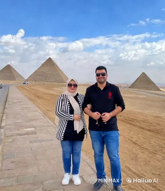 Couple Handholding at Giza Pyramids with Dynamic Camera Moves – AI Generated Video | Hailuo AI