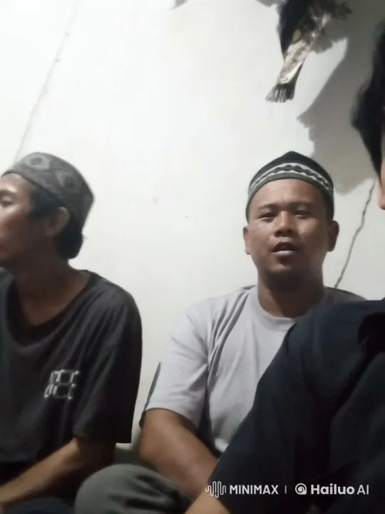 Close-Knit Group Demonstrates Basic Kung Fu in Small Space – AI Generated Video | Hailuo AI