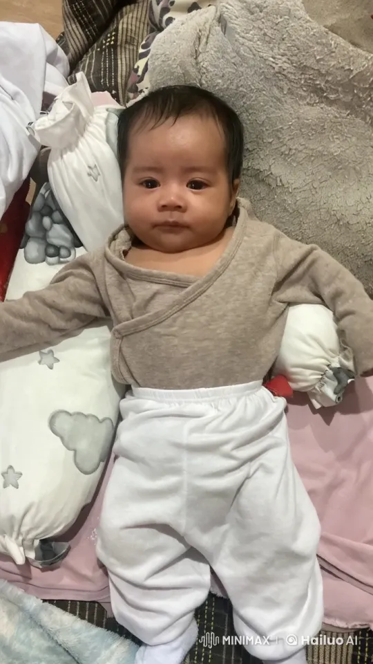 Baby's Playful Dance in Cozy Surroundings – AI Generated Video | Hailuo AI