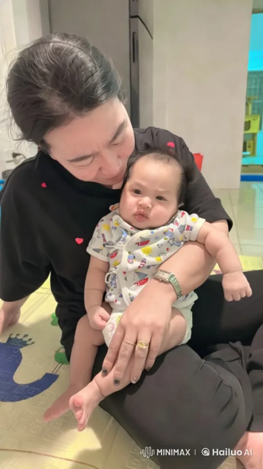 Joyful Mother-Daughter Dance with Playful Moves – AI Generated Video | Hailuo AI