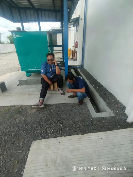 Outdoor Altercation Between Two Men Captured – AI Generated Video | Hailuo AI