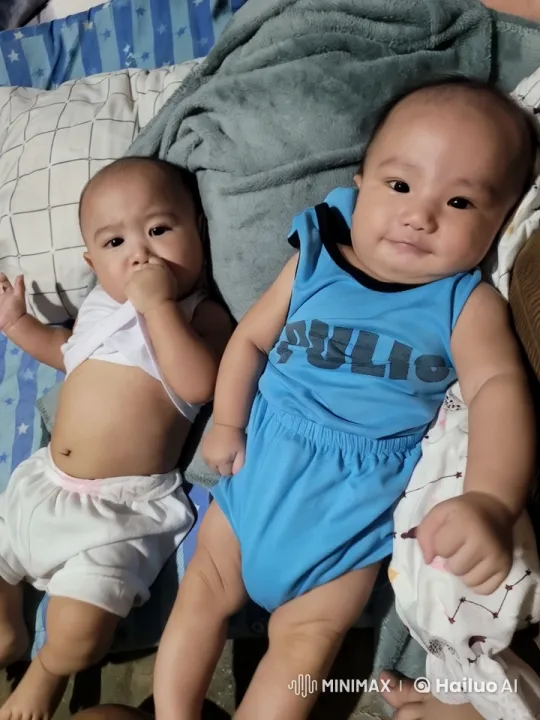 Cute Babies in Cozy Bed with Playful Atmosphere – AI Generated Video | Hailuo AI