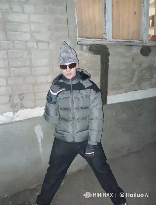 Twerking in Urban Setting with Aesthetic Focus – AI Generated Video | Hailuo AI