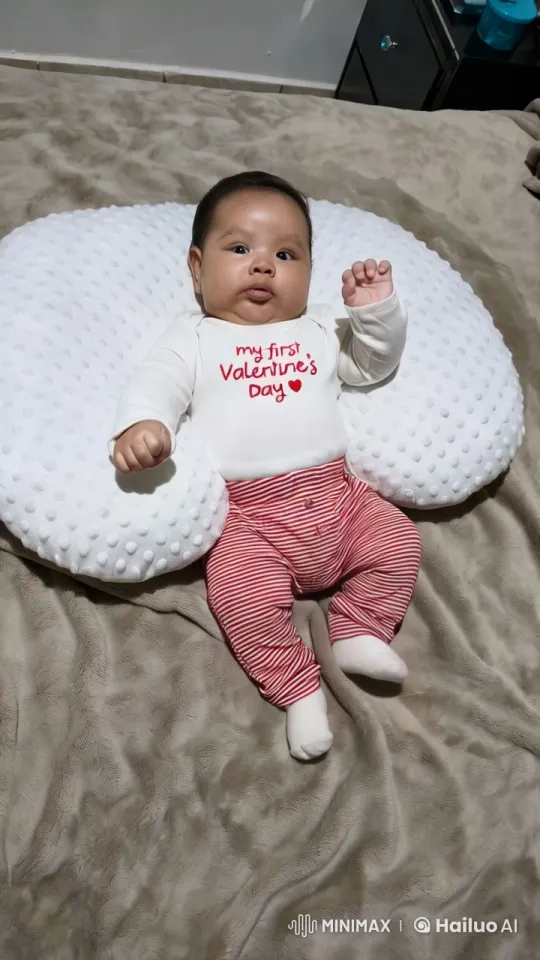 Baby's Joyful Dance on Valentine's Day Blanket – AI Generated Video | Hailuo AI