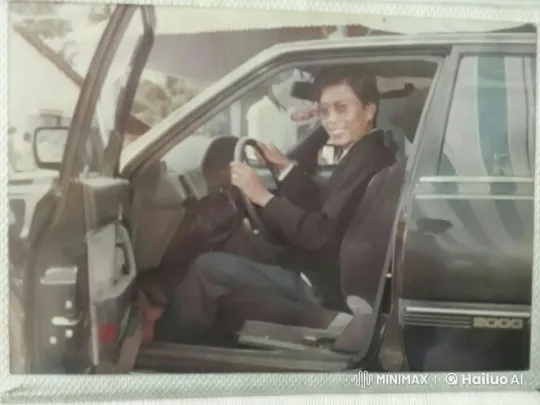 Vintage Car and Driver: A Nostalgic Moment – AI Generated Video | Hailuo AI