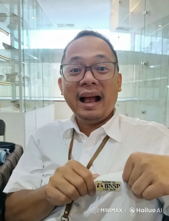 Joyful Office Worker Dancing to Dangdut Music – AI Generated Video | Hailuo AI