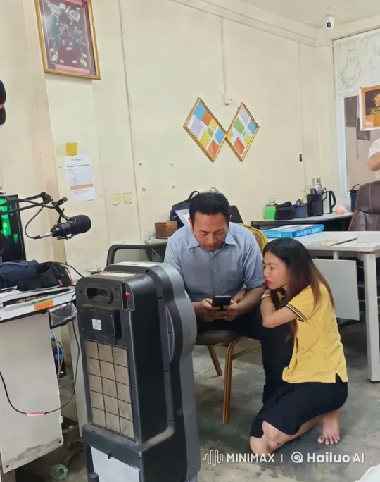 Urgent Escape from Cluttered Office – AI Generated Video | Hailuo AI
