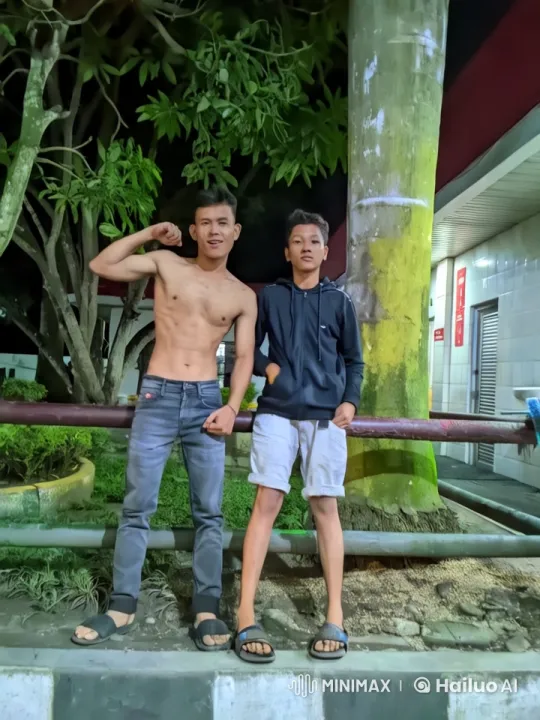 Two Men Pose by Tree at Night with Dynamic Camera Push-In – AI Generated Video | Hailuo AI