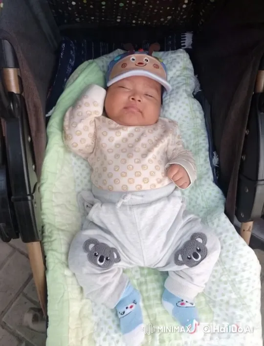 Baby Dancing in Stroller with Cozy Surroundings – AI Generated Video | Hailuo AI