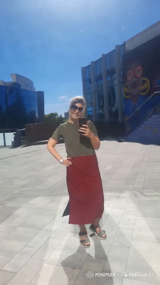 Woman Balances Multiple Roles with Humor – AI Generated Video | Hailuo AI