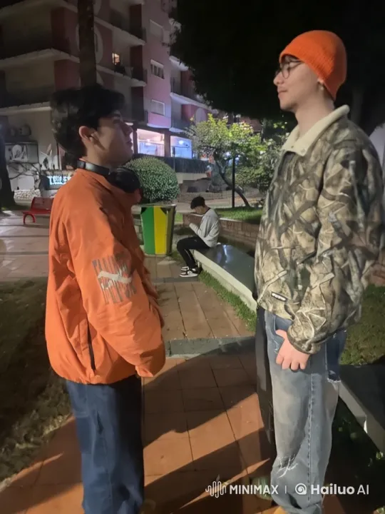 Urban Park Romance: Passionate Kiss Captured – AI Generated Video | Hailuo AI