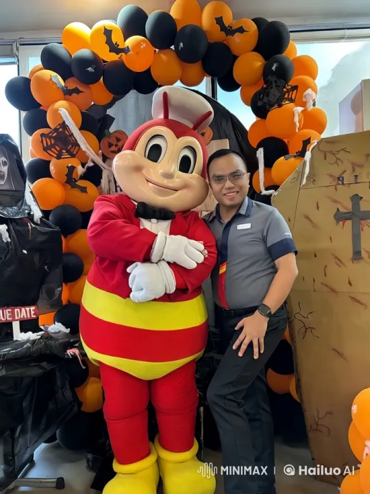 Jollibee Mascot Performs Kungfu in Festive Halloween Setting – AI Generated Video | Hailuo AI
