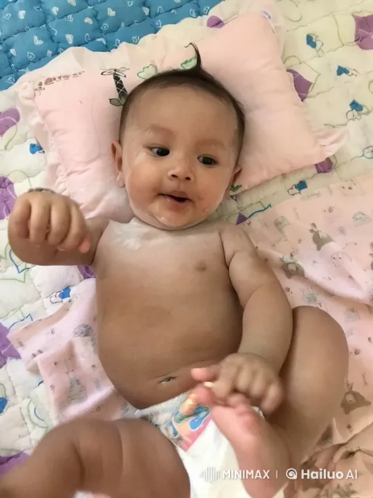 Baby Dancing Joyfully on Patterned Blanket – AI Generated Video | Hailuo AI