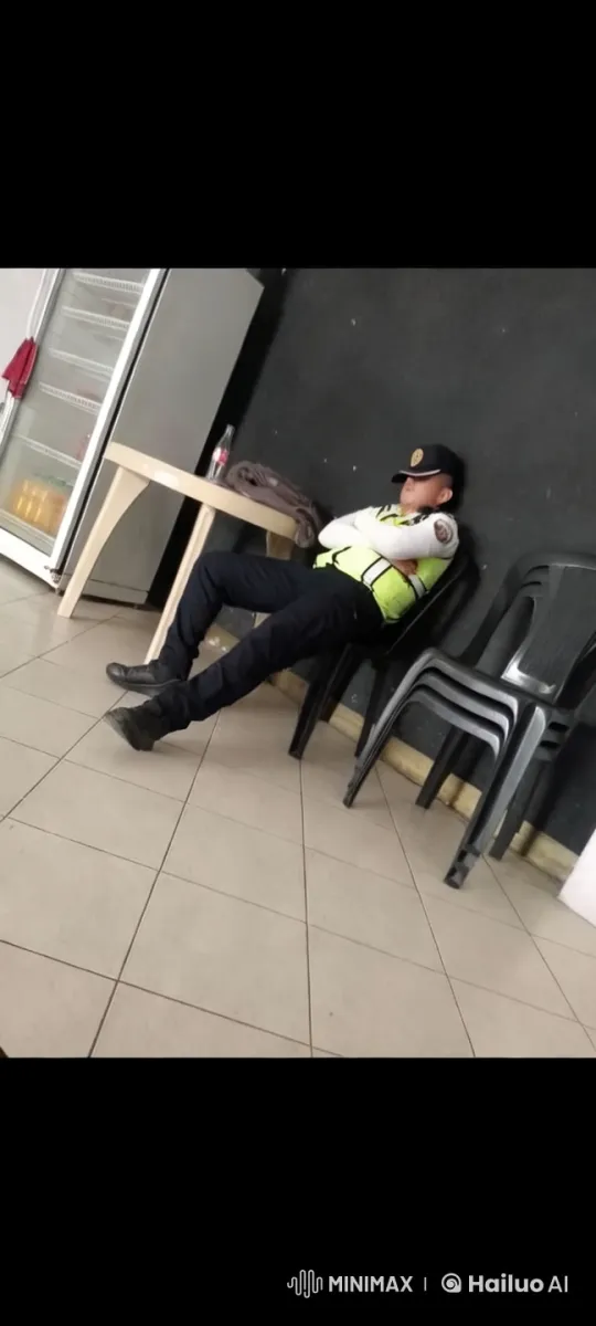 Security Guard's Impressive Dance and Kung Fu Display – AI Generated Video | Hailuo AI