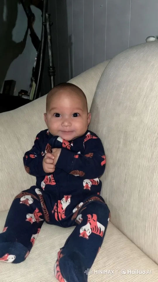 Joyful Baby on Couch in Cozy Room Setting – AI Generated Video | Hailuo AI