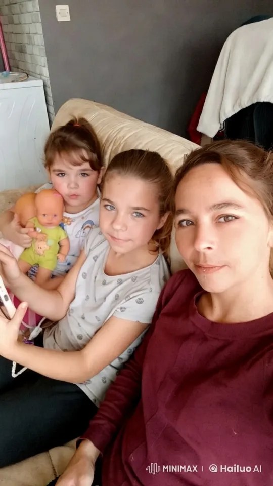 Family Moment on a Cozy Couch – AI Generated Video | Hailuo AI