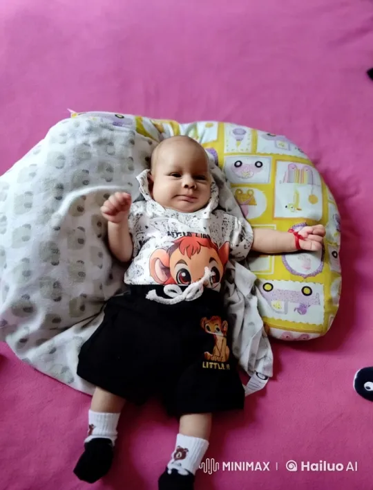 Baby Dancing in 'Little Lion' Outfit on Pink Blanket – AI Generated Video | Hailuo AI