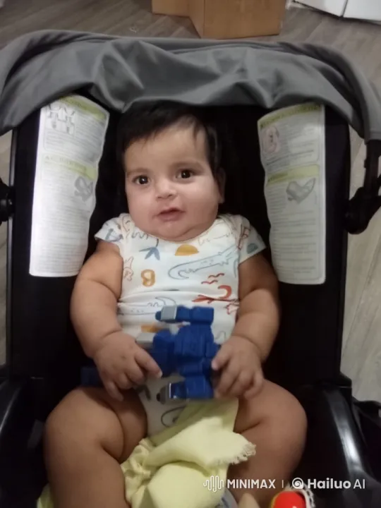 Baby's Joyful Dance and Sweet Kiss in Stroller – AI Generated Video | Hailuo AI