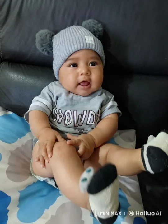Joyful Baby on Couch in Cozy Setting – AI Generated Video | Hailuo AI