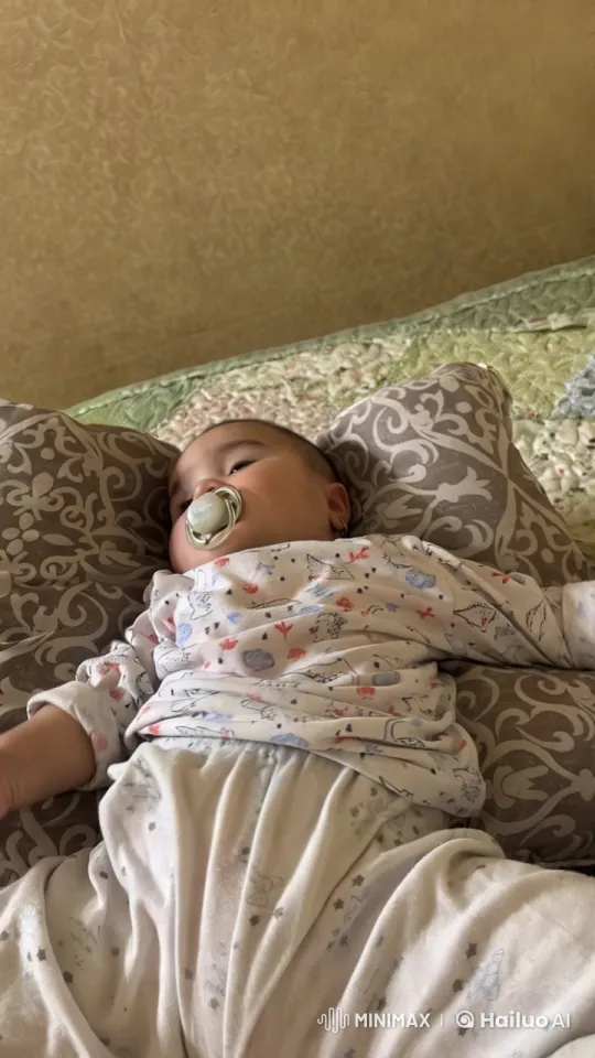 Baby Dancing Playfully on Bed with Focus Tracking – AI Generated Video | Hailuo AI