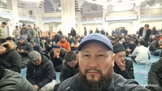 Serene Mosque Atmosphere with Animated Devotees – AI Generated Video | Hailuo AI